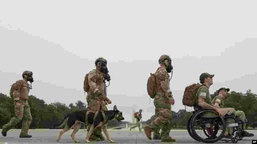 Kelompok pendukung veteran &quot;Ruck to Remember&quot; berjalan di National Mall di Washington, 29 Mei 2017, dalam rangkaian parade Hari Pahlawan menuju Taman Makam Pahlawan Arlington.