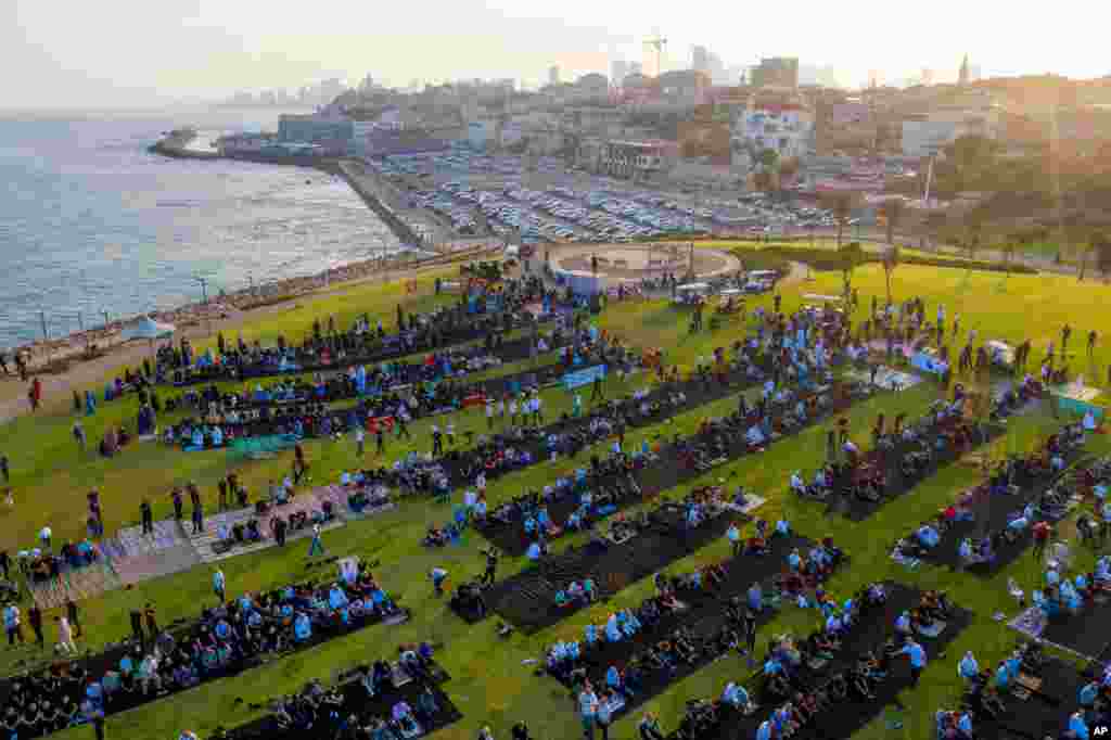 هزاران مسلمان در شهر یافا در شصت کیلومتری تل‌آویو در اسرائیل، نیایش عید قربان را در پارکی برگزار کردند. 
