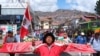 Un manifestante enarbola una bandera de Perú durante una concentración en Cusco, antes de partir rumbo a Lima, el 18 de enero de 2023.