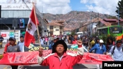 Un manifestante enarbola una bandera de Perú durante una concentración en Cusco, antes de partir rumbo a Lima, el 18 de enero de 2023.