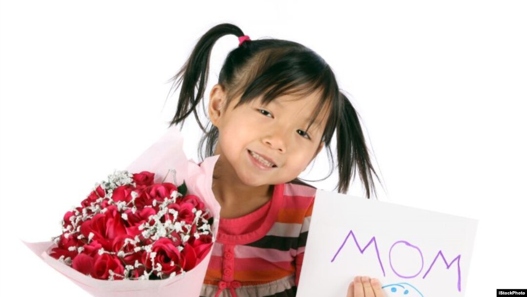 Seorang anak membawa bunga dan kartu untuk diberikan pada Ibunya pada hari Ibu. Mother's day atau hari Ibu di Amerika yang jatuh pada hari Minggu kedua di bulan Mei, merupakan salah satu hari penting yang diperingati di Amerika.