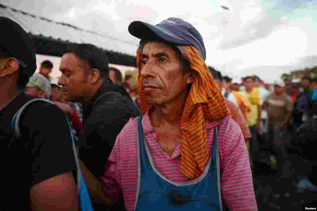 Seorang migran Amerika Tengah, bagian dari kafilah migran menuju AS, menunggu di jembatan yang menghubungkan Meksiko dan Guatemala di Ciudad Hidalgo, untuk menyeberang ke Meksiko dan melanjutkan perjalanan, 22 Oktober 2018.