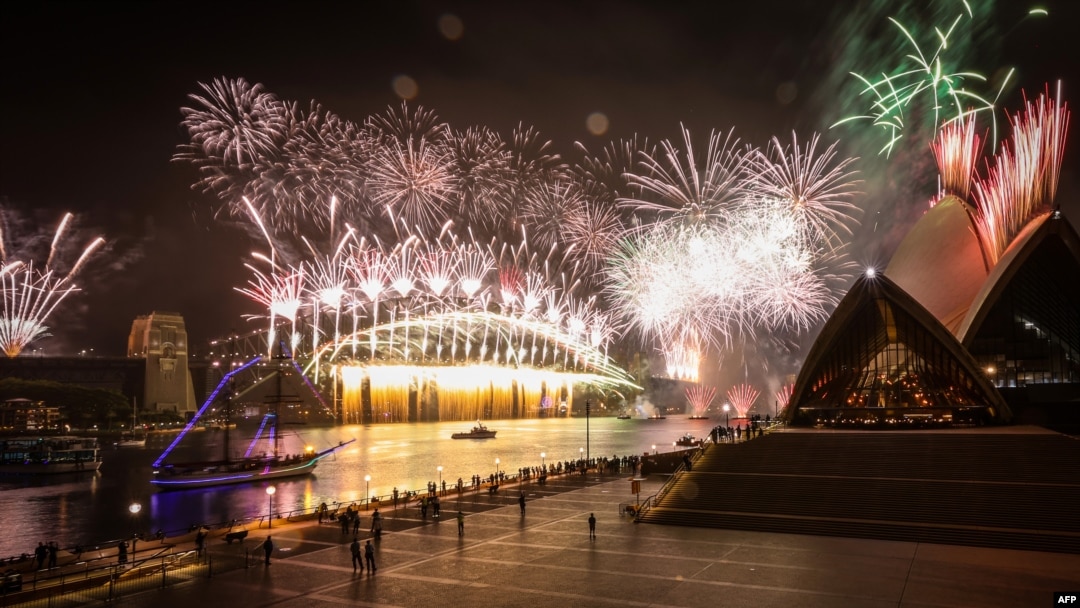 Sydney Harbour Bridge selama perayaan Tahun Baru di pusat Sydney pada 1 Januari 2021. (Foto: AFP/David Grey)