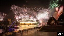 Sydney Harbour Bridge selama perayaan Tahun Baru di pusat Sydney pada 1 Januari 2021. (Foto: AFP/David Grey)