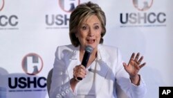 La precandidata presidencial Hillary Clinton también dijo que legalizar a los indocumentados ofrecerá un mercado de trabajo más eficiente y los trabajadores indocumentados dejarían de ser explotados.
