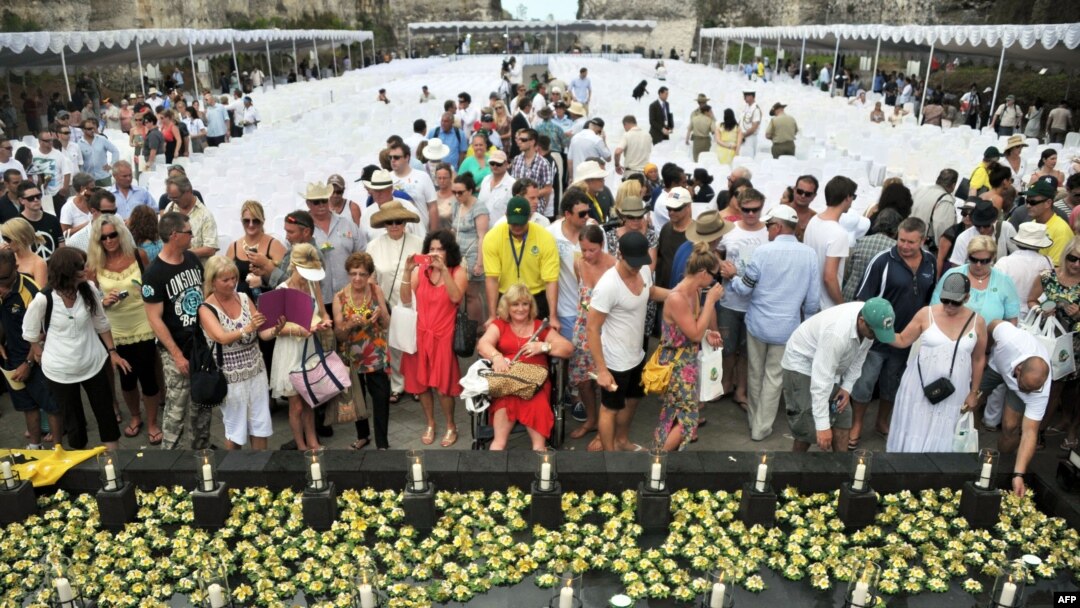 Keluarga para korban dan ratusan orang yang selamat dari musibah bom Bali 2002 menghadiri peringatan 10 tahun Bom Bali di Taman Budaya Garuda Wisnu Kencana, Bali (12/10). 