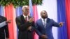 Edgard Leblanc Fils, a la izquierda, y Smith Augustin se preparan para una foto de grupo con el consejo de transición después de que Fils fuera nombrado presidente del organismo. En Puerto Príncipe, Haití, el martes 30 de abril de 2024. 