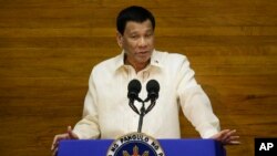 Prezidan Filipinn Nan Rodrigo Duterte kap Pwonse yon Diskou nan Peyi li. AP/Aaron Favila