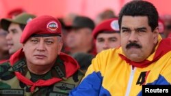 Nicolás Maduro, derecha, acusa a la oposición y a Estados Unidos de planear su muerte, mientras Diosdado Cabello, izquierda, dio a conocer la lista de los militares detenidos y otros prófugos.