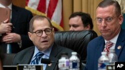 Ketua Komite Kehakiman DPR AS, Jerrold Nadler, dan anggota komite, Doug Collins (kanan) di Gedung Capitol, Washington, D.C., 12 September 2019.