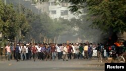 13일 방글라데시 다카 지역에서 자마트-에-이슬라미당 지지자들이 압둘 카데르 몰라 의원의 처형에 항의하고 있다.