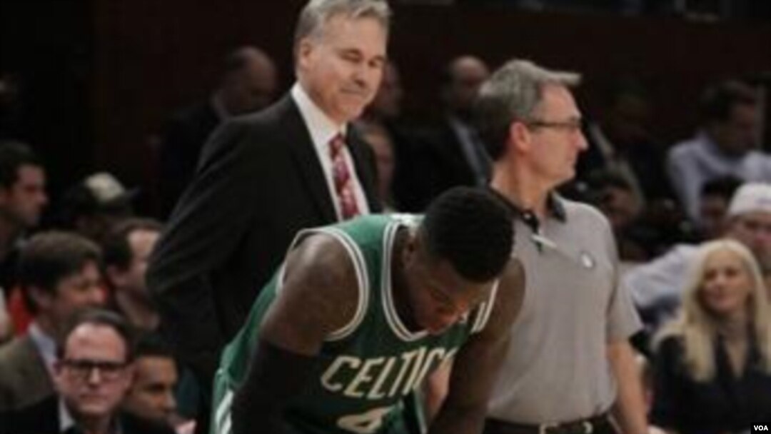 Nate Robinson (4) melihat rekan timnya Rajon Rondo terkilir di babak kedua pertandingan NBA melawan New York Knicks hari Rabu (15/12) di New York. Rondo harus dibawa keluar lapangan.