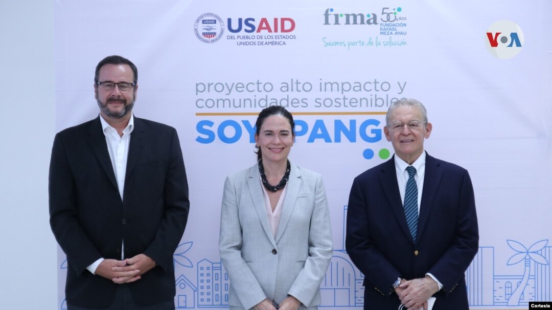De izquierda a derecha David Gosney, director USAID El Salvador; Mileydi Guillarte, subdirectora Latinoamérica y el Caribe USAID y Roberto Murray Meza, presidente FRMA. [Foto cortesía].