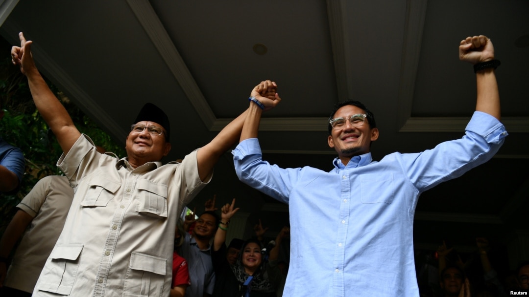 Prabowo Subianto (kiri) dan Sandiaga Uno setelah konferensi pers menanggapi hasil rekapitulasi pilpres 2019 di Jakarta, Selasa, 21 Mei 2019. (Foto: Antara via Reuters)