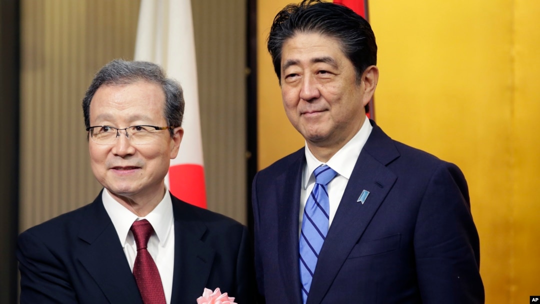 Thủ tướng Shinzo Abe, và Đại sứ Trung quốc tại Nhật Cheng Yonghua trong dịp kỷ niệm 45 năm ngày thiết lập quan hệ Nhật-Trung, 28/9/2017.