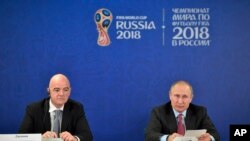 블라디미르 푸틴 러시아 대통령과 잔니 인판티노 FIFA 회장이 지난 3일 소치에서 월드컵 준비 상황에 관한 기자회견을 열었다.