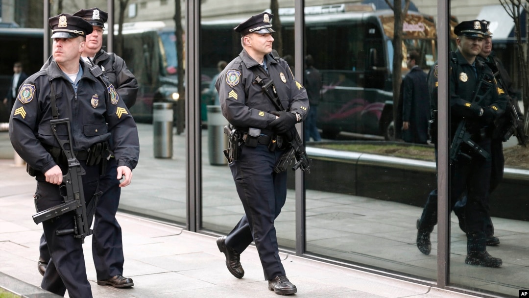 Polisi Boston berpatroli di sekitar lokasi kejadian di Boston (15/4). 