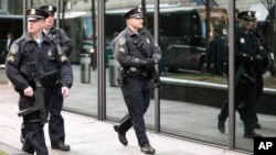 Polisi Boston berpatroli di sekitar lokasi kejadian di Boston (15/4). 