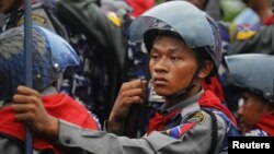 Policemen arrive in their vehicle during fighting between Buddhist Rakhine and Muslim Rohingya communities in Sittwe June 10, 2012. 