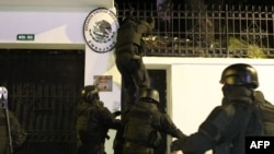 Fuerzas especiales de la policía ecuatoriana ingresan a la embajada de México en Quito para arrestar al exvicepresidente de Ecuador, Jorge Glas, el 5 de abril de 2024.