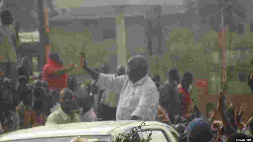 Chegada de Afonso Dhlakama, líder da RENAMO, a Maputo. Moçambique, Setembro 3, 2014. 