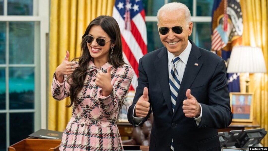 Presiden AS Joe Biden dan penyanyi Olivia Rodrigo mempromosikan vaksinasi bagi kaum muda di Gedung Putih. 