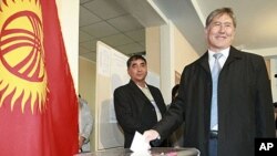 ອະດີດນາຍົກລັດຖະມົນຕີ ແລະຜູ້ສະມັກແຂ່ງຂັນປະທານາທິບໍດີກຽກກິສຖານ ທ່ານ Almazbek Atambayev ປ່ອນບັດຂອງທ່ານ ຢູ່ໜ່ວຍເລືອກຕັ້ງ ໃນນະຄອນຫລວງ Bishkek.
ວັນທີ 30 ຕຸລາ 2011.