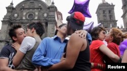 Congregación de la comunidad LGBT en Puebla, México, en la celebración del Día Internacional contra la Homofobia.