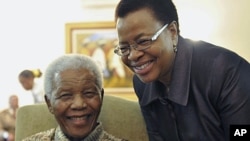 This photo shows former South African President Nelson Mandela and his wife Graca Machel at his home in Johannesburg, May 16, 2011 (file photo). (AP)
