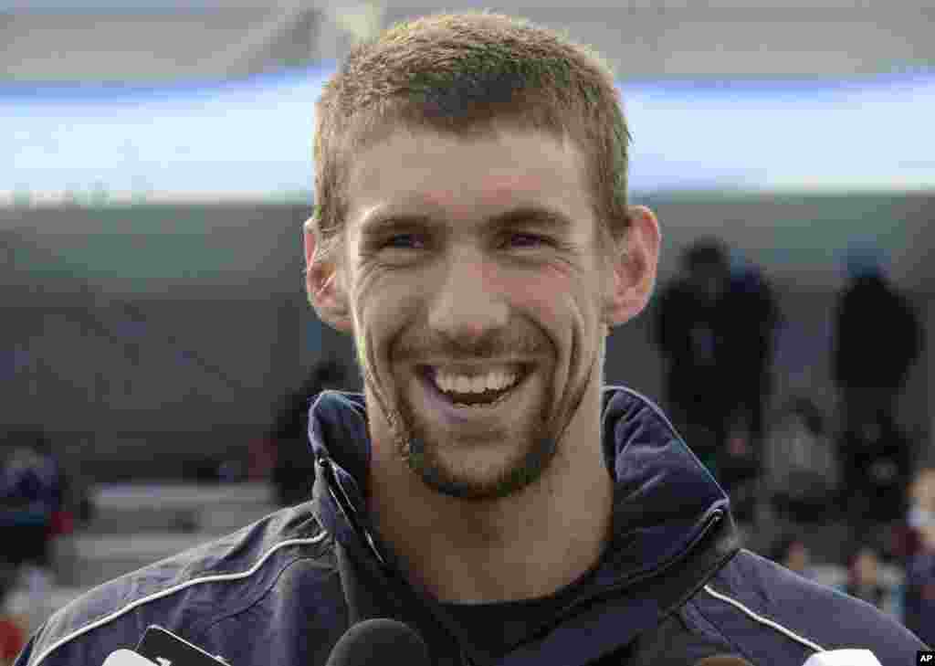 Perenang Michael Phelps tampil di hadapan media setelah sesi latihannya di Gold Coast Aquatic Center di Gold Coast, Australia (15/7).