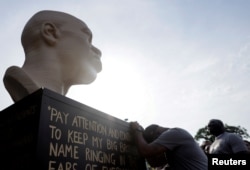 Terrence Floyd, saudara mendiang George Floyd yang dibunuh oleh seorang petugas polisi, bereaksi selama acara pembukaan patung Floyd, sebagai bagian dari perayaan Juneteenth, di Brooklyn, New York, 19 Juni 2021. (Foto: Reuters)