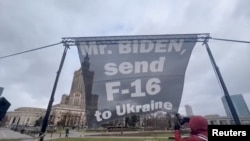 Transaprent u znak podrške Ukrajini za vrijeme posjete američkog predsjednika Varšavi.