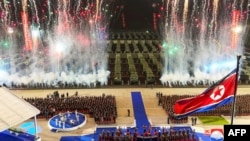 Esta fotografía proporcionada por el gobierno norcoreano muestra festejos para conmemorar la entrega de 250 lanzamisiles con capacidad nuclear a unidades militares en el frente de batalla, el 4 de agosto de 2024, durante una ceremonia en Pyongyang, Corea del Norte.