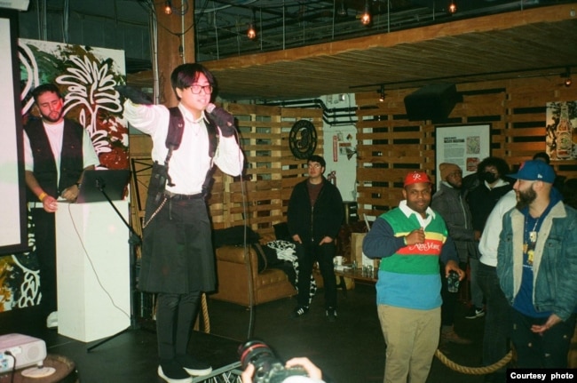 Alif Purnama sudah mulai menyanyi dan bermusik sejak kecil dan kerap manggung di kafe, serta berbagai acara kesenian (dok: Indah Rianti)