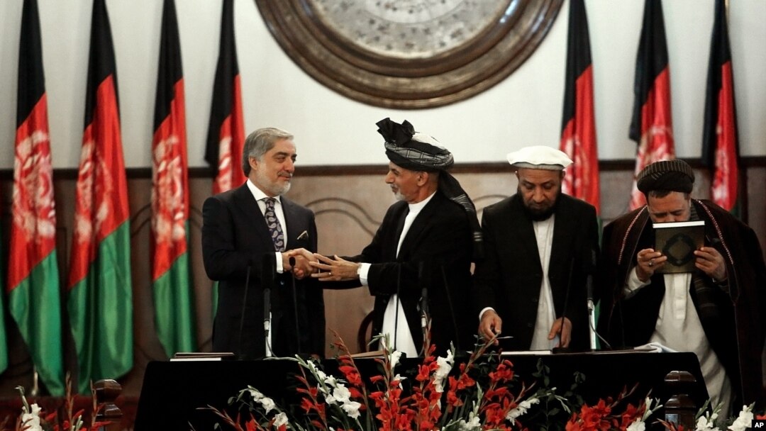 Tân Tổng thống Afghanistan Ashraf Ghani Ahmadzai (thứ nhì từ trái) bắt tay với người đứng đầu hành pháp Abdullah Abdullah trong buổi lễ nhậm chức tại dinh tổng thống ở Kabul, 29/9/14