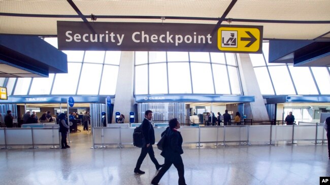 美国弗吉尼亚州杜勒斯国际机场的一个交通安全管理局(TSA)检查站（2019年3月26日）。