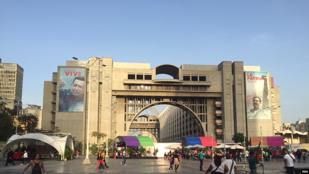 Foto-foto Hugo Chavez dan Nicolas Maduro memenuhi gedung-gedung di seantero Venezuela.