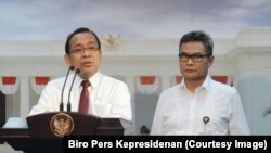 Mensesneg Pratikno didampingi juru bicara Presiden Johan Budi SP menyampaikan keterangan pers di Kantor Presiden, Senin, 15 Agustus 2016. (Foto: Biro Pers Kepresidenan)