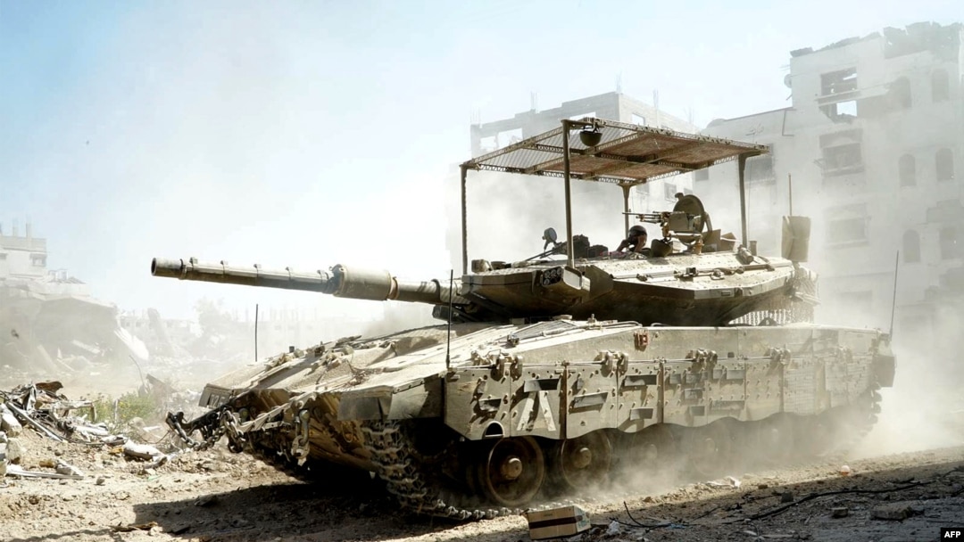 Bức ảnh do quân đội Israel công bố vào ngày 1/7 cho thấy một xe tăng chiến đấu chủ lực của quân đội Israel đang di chuyển trong các hoạt động ở Dải Gaza.