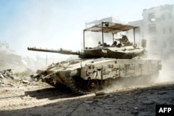 Sebuah tank tempur tentara Israel bergerak selama operasi di Jalur Gaza (foto militer Israel, 1 Juli 2024).