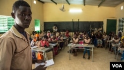 Des élèves dans une classe au lycée de Thiès, au Sénégal, 9 février 2018. (VOA/Chika Oduah)