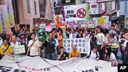 香港民众抗议政府替补法游行，准备出发