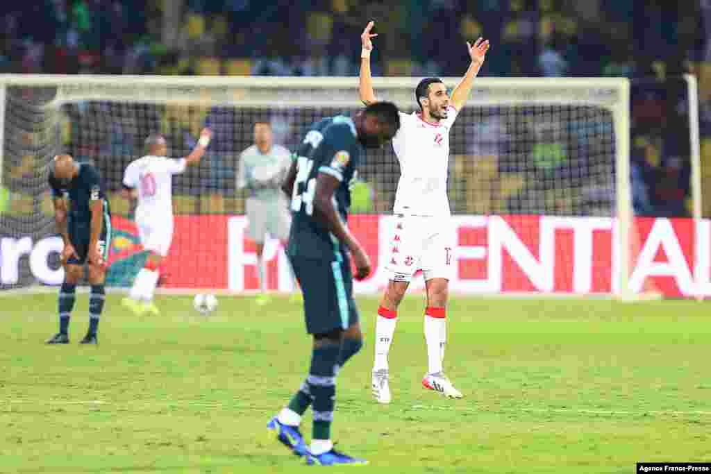 Tunisia&#39;s midfielder Ellyes Skhiri (R) celebrates after winning against Nigeria during the round of 16 football match in Garoua, Cameroon on Jan. 23, 2022.