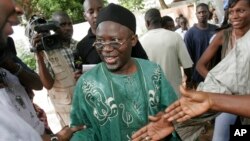 Mgombea urais wa upinzani Ousainou Darboe akiwalaki wafuasi.