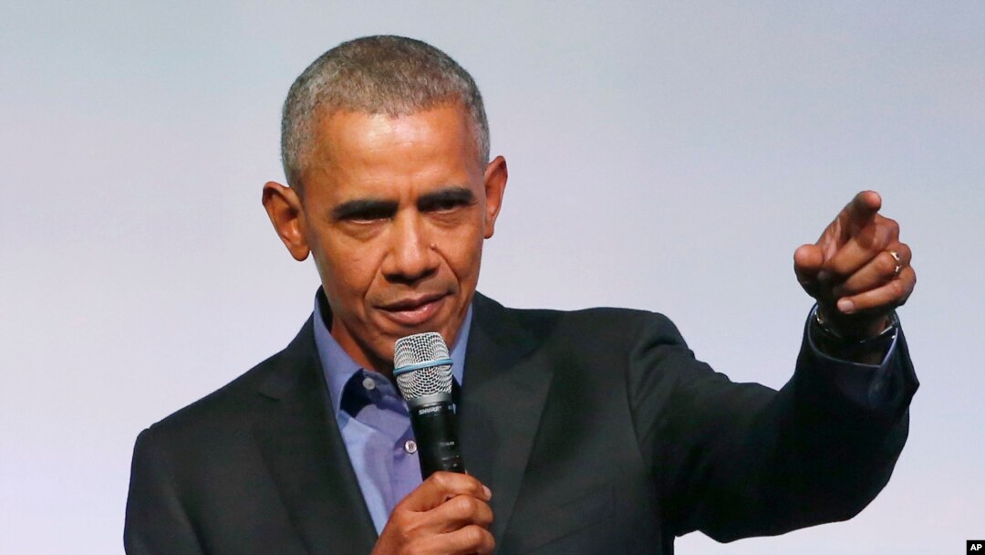 Mantan Presiden Obama berpidato di hadapan pengunjung, sebagai pembicara terakhir dalam pertemuan puncak Yayasan Obama di Chicago, 1 November 2017.