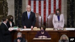 Wapres AS Mike Pence dan Ketua DPR Nancy Pelosi, membaca hasil akhir dari perhitungan suara Electoral College dari hasil Pilpres AS 3 November lalu, yang mengesahkan kemenangan Presiden terpilih Joe Biden, di Gedung Capitol hari Kamis (7/1). 