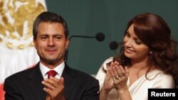 Firefighters try to put out the flames after two car bombs went off in Nassiriya city, Iraq, July 14, 2013.