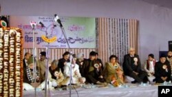 لال قلعے کے مشاعرے مین اسٹیج کا منظر، مائیک پر شریف الحسن نقوی ہیں