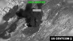 미 중부사령부(CENTCOM)가 이란을 공습하는 중이라고 밝힌 가운데, 출처가 불분명한 장소에서 발생한 폭발로 연기가 피어오르고 있는 모습이 19일 공개됐다.