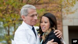 Dr. Anthony Fauci direktur Institut Nasional Amerika bagi Alergi dan Penyakit-penyakit Menular memeluk Nina Pham, suster pertama yang didiagnosa Ebola, di luar National Institutes of Health di Bethesda, Maryland, Jumat, 24 Oktober 2014.